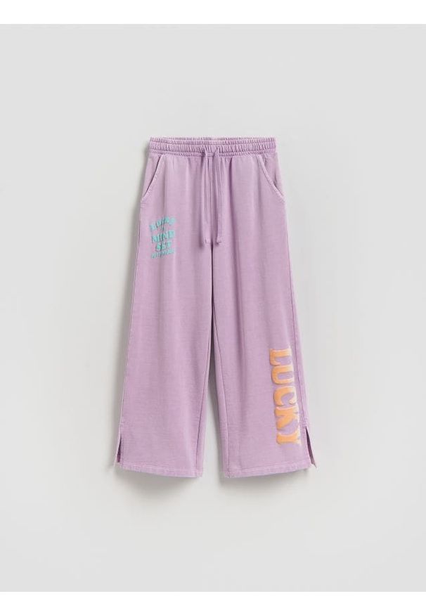Reserved - Dresowe spodnie z nadrukiem - lawendowy. Kolor: fioletowy. Materiał: dresówka. Wzór: nadruk
