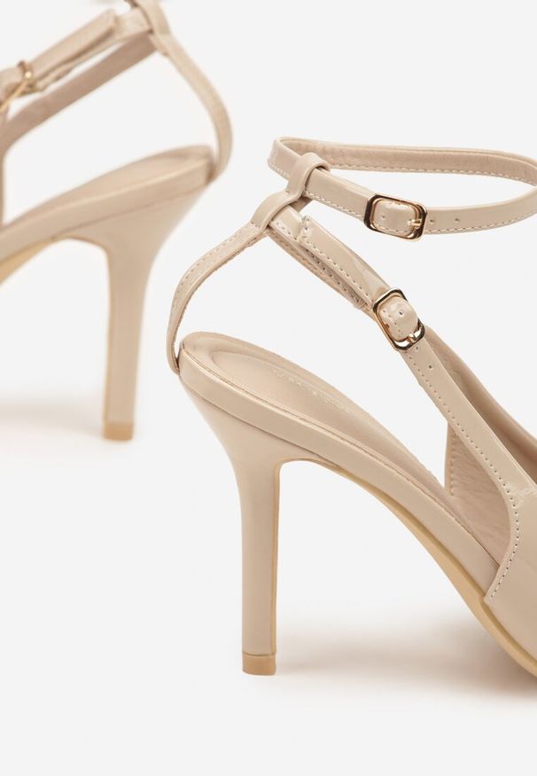Born2be - Beżowe Lakierowane Sandały Vices na Szpilce z Odkrytą Piętą Doliarea. Okazja: na co dzień. Zapięcie: sprzączka. Kolor: beżowy. Materiał: lakier. Sezon: lato. Obcas: na szpilce. Styl: casual, klasyczny, wizytowy
