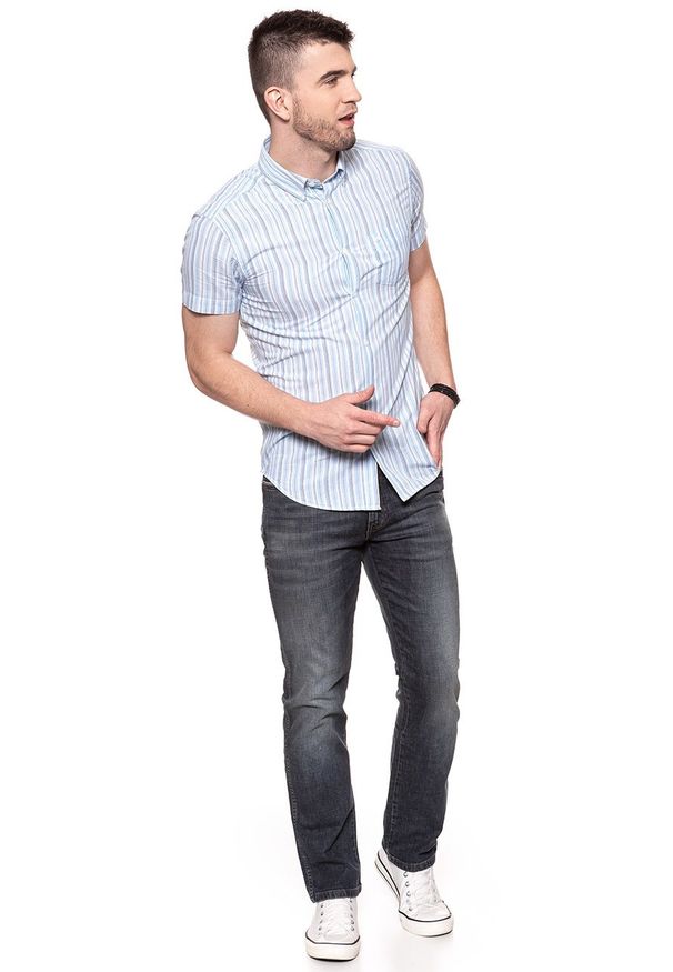 Wrangler - KOSZULA MĘSKA KRÓTKI RĘKAW WRANGLER SS 1PKT BUTTON-DOWN SAPPHIRE BLUE W5944NQBT 112129756. Typ kołnierza: button down. Materiał: bawełna. Długość rękawa: krótki rękaw. Długość: krótkie