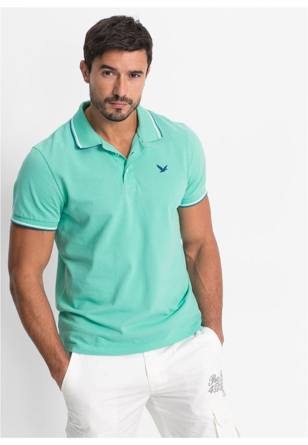 bonprix - Koszulka polo z czystej bawełny organicznej piqué. Typ kołnierza: polo. Kolor: zielony. Materiał: bawełna. Długość rękawa: krótki rękaw. Długość: krótkie. Wzór: nadruk. Styl: sportowy