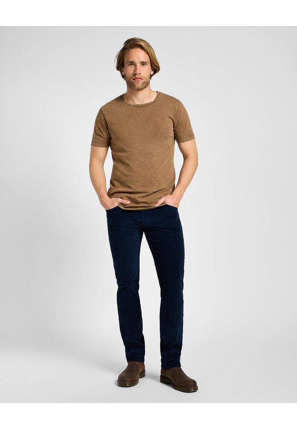 Lee - LEE DAREN ZIP FLY MĘSKIE SPODNIE MATERIAŁOWE SZTRUKSOWE RIVET NAVY 112355815 L707008607. Materiał: materiał, sztruks