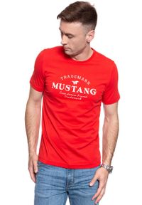 Mustang - MUSTANG T SHIRT Alex C Print 1009500 7130. Kolor: czerwony. Wzór: nadruk #6