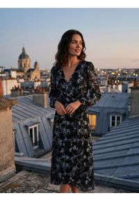 Sinsay - Sukienka w kwiatowy wzór z falbanami - wielobarwny. Wzór: kwiaty #1