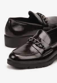 Born2be - Brązowe Lakierowane Mokasyny z Łańcuszkiem Arnarie. Okazja: na co dzień. Kolor: brązowy. Materiał: lakier. Styl: klasyczny, casual