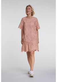 Bawełniana sukienka z tłoczonym asymetrycznym wzorem Oui (Outlet). Kolor: różowy. Materiał: bawełna. Typ sukienki: asymetryczne #1