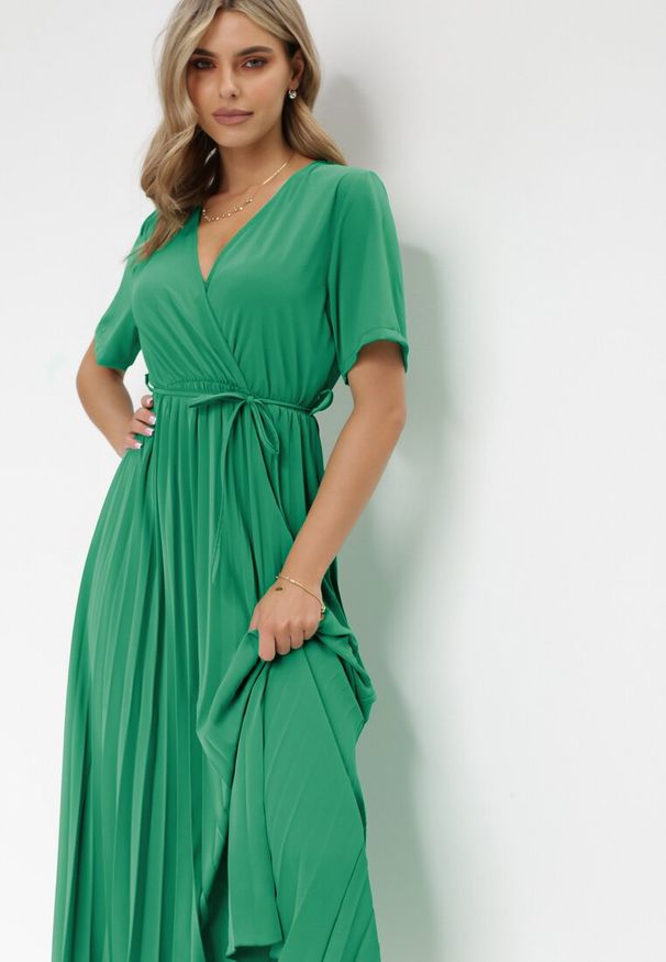 Born2be - Zielona Sukienka Plisowana Maxi z Wiązanym Paskiem Dianiza. Kolor: zielony. Materiał: materiał. Długość: maxi