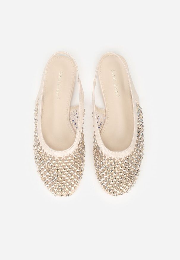 Born2be - Beżowe Lakierowane Sandały Ozdobione Cyrkoniami Caiwenys. Okazja: na co dzień. Kolor: beżowy. Materiał: lakier. Wzór: aplikacja. Sezon: lato. Styl: casual