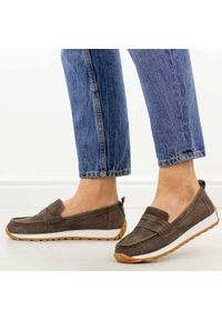 Czekoladowe skórzane mokasyny damskie Sergio Leone sp009. Okazja: na co dzień. Nosek buta: okrągły. Kolor: brązowy. Materiał: zamsz, skóra. Szerokość cholewki: normalna. Sezon: wiosna, jesień, lato. Styl: casual, elegancki, klasyczny #1