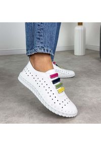 Białe ażurowe skórzane półbuty damskie Filippo Dp7693/26. Okazja: na co dzień. Nosek buta: okrągły. Zapięcie: bez zapięcia. Kolor: biały. Szerokość cholewki: normalna. Wzór: ażurowy. Materiał: skóra. Sezon: wiosna, lato. Styl: elegancki, klasyczny, casual #1