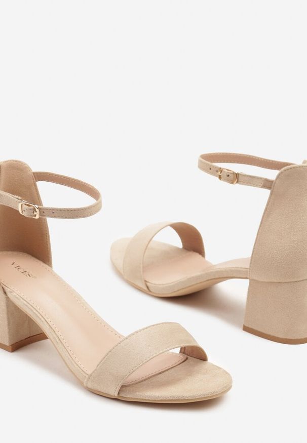 Born2be - Beżowe Sandały Vices na Obcasie w Klasycznym Stylu Jelhiris. Okazja: na co dzień. Zapięcie: sprzączka. Kolor: beżowy. Materiał: jeans. Obcas: na obcasie. Styl: klasyczny. Wysokość obcasa: średni
