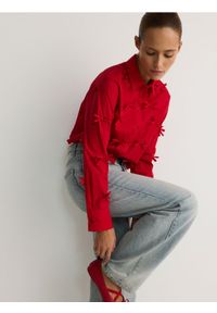 Reserved - Krótka koszula z kokardkami - czerwony. Typ kołnierza: kokarda. Kolor: czerwony. Materiał: bawełna. Długość: krótkie #1