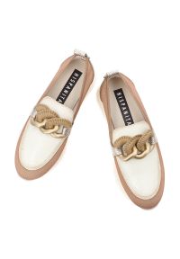 Półbuty damskie Hispanitas, ze skóry naturalnej z wsuwanym krojem i ozdobą na podbiciu posiada przeszycia na cholewce, beżowe, HV264834 Formentera-V2. Okazja: na co dzień. Kolor: beżowy. Materiał: skóra. Szerokość cholewki: normalna. Wzór: aplikacja. Sezon: wiosna, lato. Styl: casual, elegancki, klasyczny #2