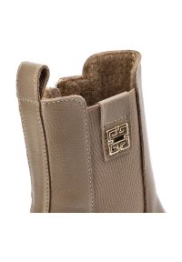 Beżowe Botki Lemar Ocieplane Skórzane Buty Na Obcasie. Okazja: na spotkanie biznesowe. Nosek buta: okrągły. Kolor: beżowy. Szerokość cholewki: normalna. Wzór: gładki. Materiał: skóra. Sezon: wiosna, jesień. Obcas: na obcasie. Styl: klasyczny, biznesowy. Wysokość obcasa: średni #5