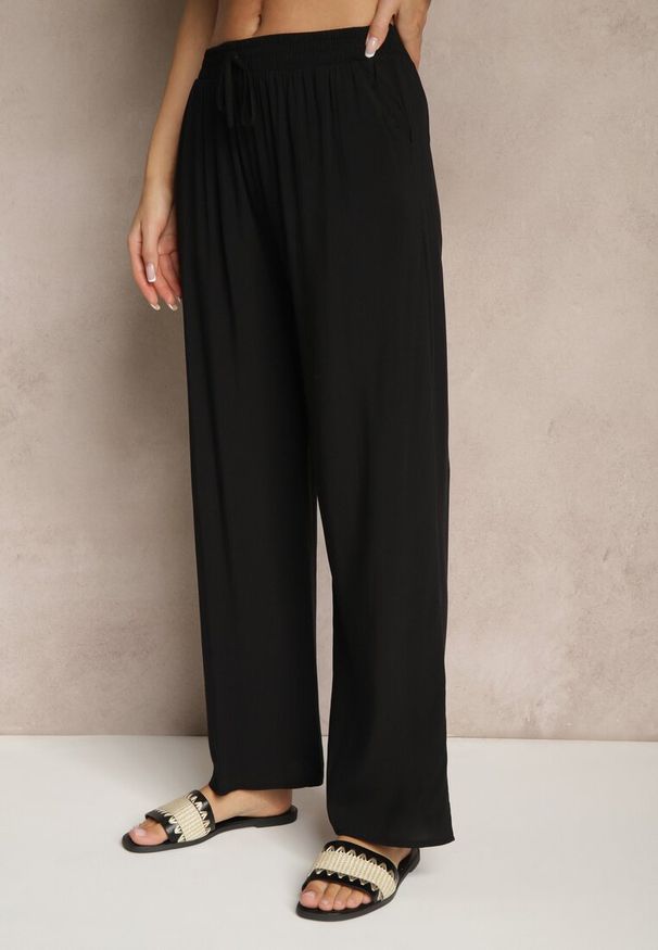 Renee - Czarne Spodnie z Wiskozy High Waist o Szerokim Kroju Avelozi. Okazja: na co dzień. Stan: podwyższony. Kolor: czarny. Materiał: wiskoza. Styl: elegancki, casual