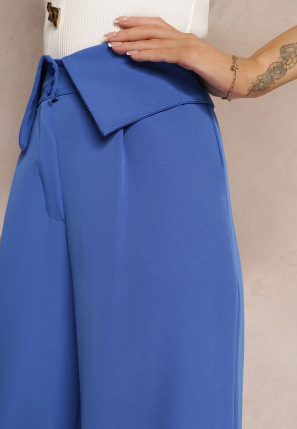Renee - Granatowe Szerokie Spodnie z Wysokim Stanem i Kieszeniami Callista. Stan: podwyższony. Kolor: niebieski. Materiał: tkanina. Wzór: gładki. Styl: elegancki
