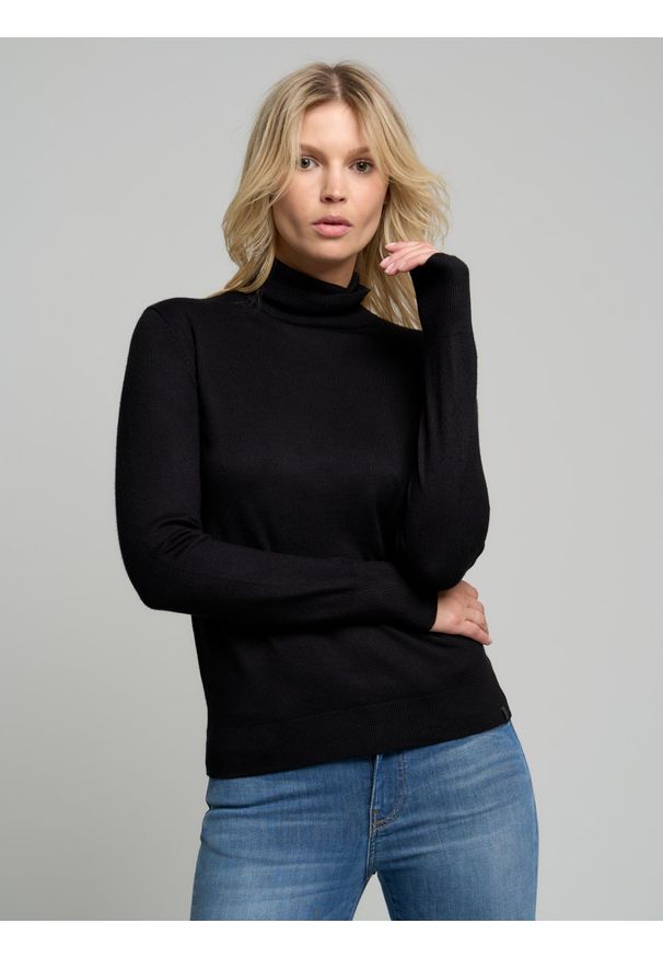 Big-Star - Sweter damski z golfem czarny Arlanka 906. Typ kołnierza: golf. Kolor: czarny. Materiał: jeans, materiał, wiskoza. Długość rękawa: długi rękaw. Długość: długie. Styl: klasyczny, elegancki