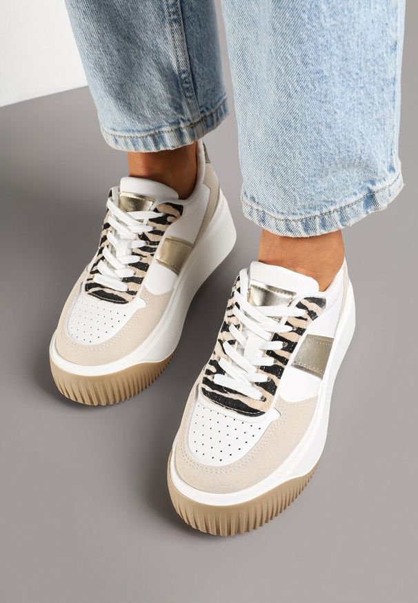 Renee - Biało-Beżowe Sneakersy na Platformie z Metalicznym Zdobieniem i Printem w Zebrę Fonarien. Okazja: na co dzień. Kolor: biały. Materiał: jeans. Wzór: aplikacja, nadruk, motyw zwierzęcy. Obcas: na platformie. Wysokość obcasa: średni