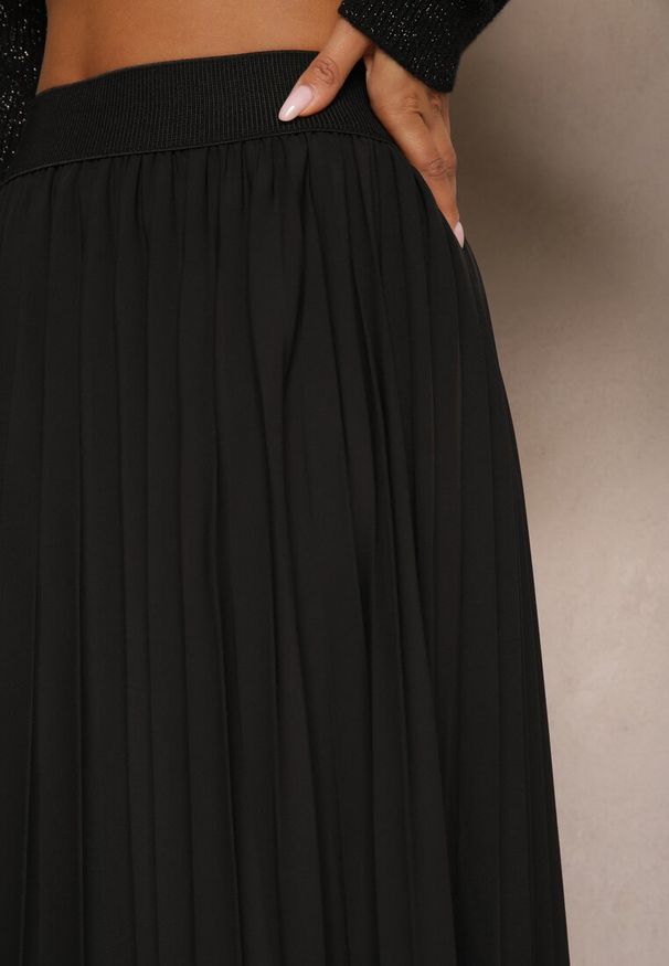 Renee - Czarna Casualowa Spódnica Plisowana z Gumką w Pasie Velentina. Okazja: na co dzień. Kolor: czarny. Materiał: koronka. Styl: casual