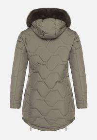 Born2be - Zielona Klasyczna Kurtka z Pikowanymi Przeszyciami i Kapturem z Futerkiem Raffisa. Okazja: na co dzień. Kolekcja: plus size. Kolor: zielony. Materiał: futro. Styl: klasyczny #3
