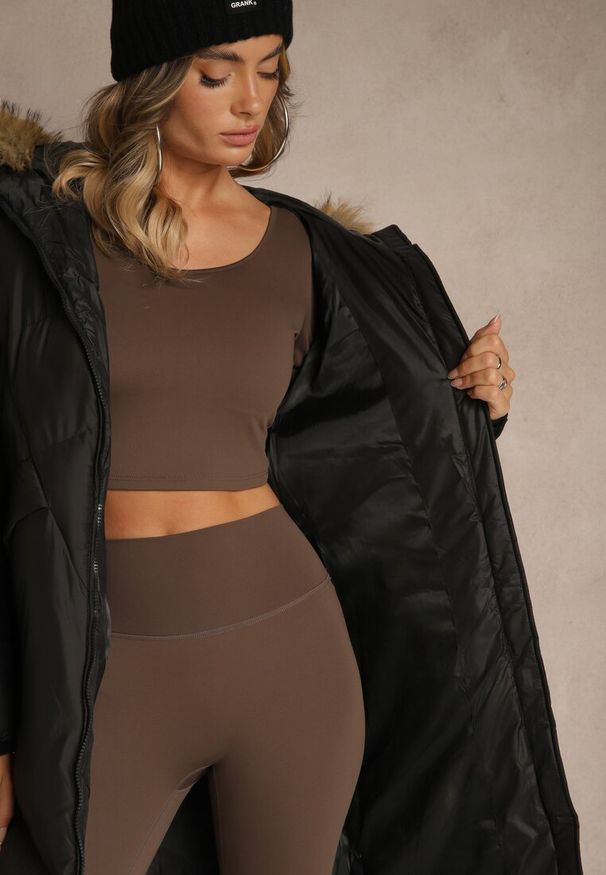 Renee - Czarna Kurtka z Pikowanymi Przeszyciami i Kapturem z Futrem Alandrie. Okazja: na co dzień. Typ kołnierza: golf. Kolor: czarny. Materiał: futro. Styl: casual