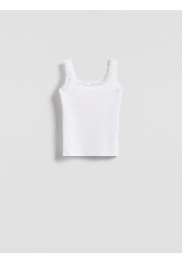 Reserved - Top z koronkowym wykończeniem - biały. Kolor: biały. Materiał: koronka