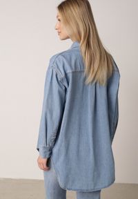 Born2be - Niebieska Jeansowa Koszula Oversize z Bawełną Dinilena. Okazja: na spacer, na co dzień, do pracy. Kolor: niebieski. Materiał: bawełna, jeans. Długość: długie. Styl: casual, elegancki #4