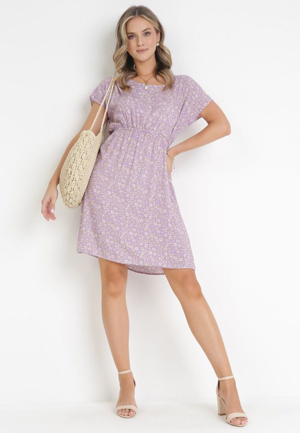 Born2be - Fioletowa Wiskozowa Rozkloszowana Sukienka z Gumką w Talii w Kwiaty Heidene. Kolor: fioletowy. Materiał: wiskoza. Wzór: kwiaty