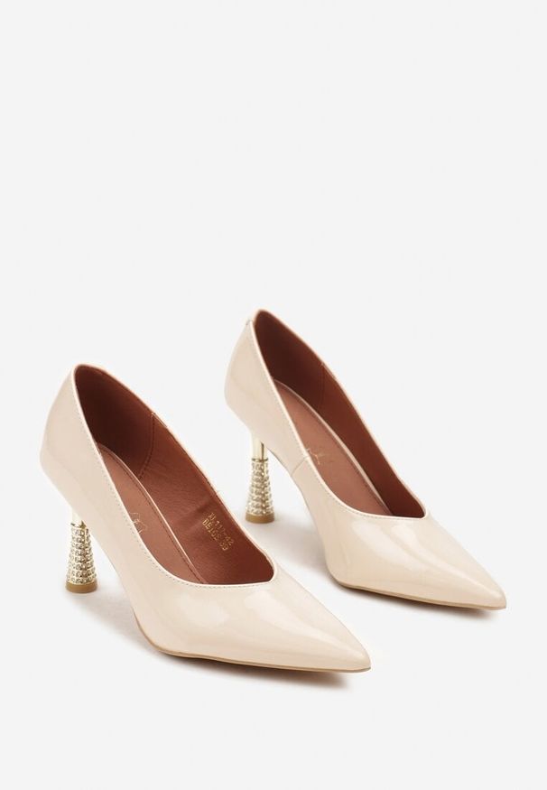 Renee - Jasnobeżowe Szpilki Vices z Wkładką ze Skóry Naturalnej Zdobione Cyrkoniami Gioriana. Kolor: beżowy. Materiał: skóra. Wzór: aplikacja. Obcas: na szpilce. Styl: elegancki, klasyczny. Wysokość obcasa: średni