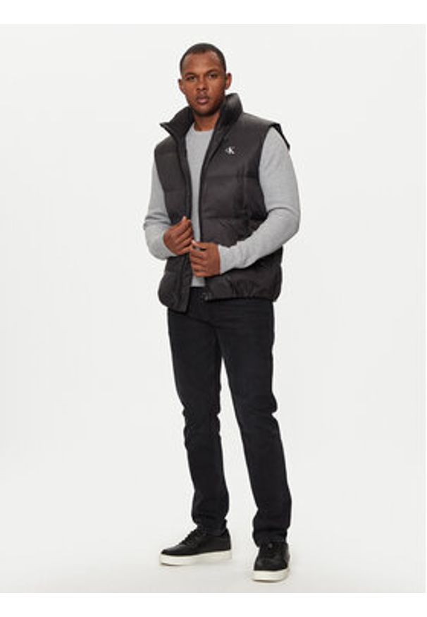 Calvin Klein Jeans Bezrękawnik Essentials J30J325901 Czarny Regular Fit. Kolor: czarny. Materiał: syntetyk. Długość rękawa: bez rękawów