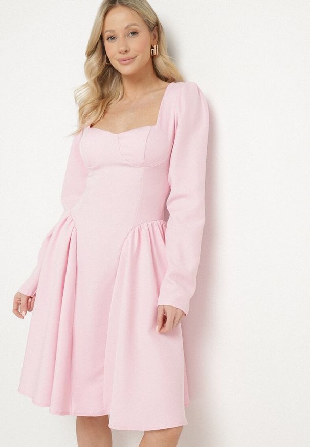 Born2be - Różowa Rozkloszowana Sukienka z Usztywnianymi Miseczkami Tillimara. Kolor: różowy. Typ sukienki: dopasowane