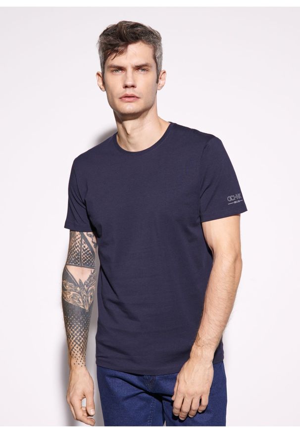 Ochnik - Granatowy basic T-shirt męski z logo. Kolor: niebieski. Materiał: bawełna. Długość: krótkie