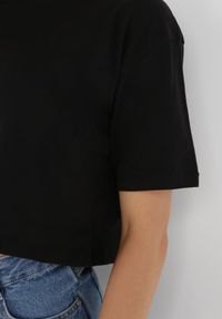 Born2be - Czarny T-shirt Rheniala. Okazja: na co dzień. Kolor: czarny. Materiał: materiał, bawełna. Długość rękawa: krótki rękaw. Długość: krótkie. Wzór: gładki. Sezon: lato. Styl: casual #4
