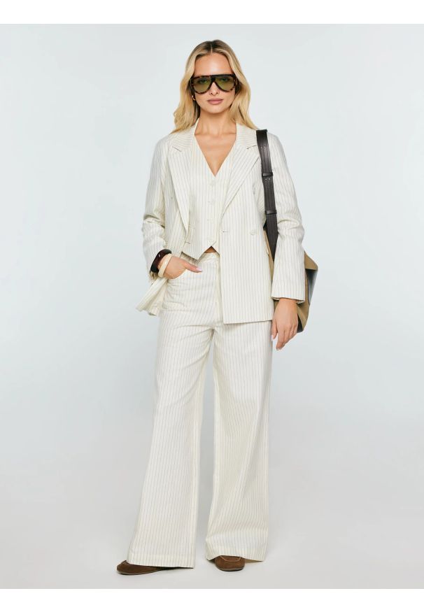 Big-Star - Spodnie damskie lniane z szeroką nogawką w prążek kremowe Kinnisi 102. Stan: podwyższony. Kolor: kremowy. Materiał: len. Wzór: prążki. Styl: wizytowy