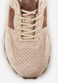 Renee - Ciemnobeżowe Zamszowe Sneakersy na Podeszwie Chunky z Perforowaną Cholewką Cezarlina. Okazja: na co dzień. Kolor: beżowy. Materiał: zamsz. Szerokość cholewki: normalna #8
