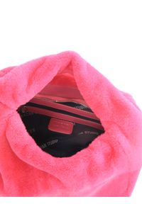 Kazar - Różowa futrzana torebka do noszenia za uchwyt. Kolor: różowy. Wzór: gładki. Materiał: futrzane. Styl: elegancki #6