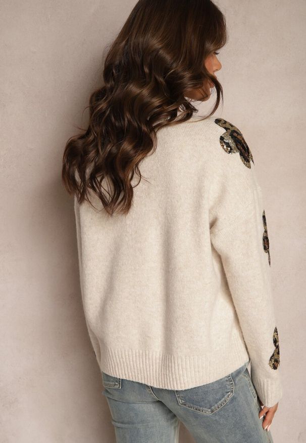 Renee - Beżowy Sweter Ozdobiony Cekinami i Naszywkami w Kształcie Kwiatów Cialuna. Okazja: na co dzień. Kolor: beżowy. Materiał: jeans. Wzór: aplikacja, kwiaty. Styl: casual, elegancki