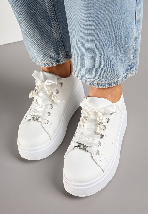 Renee - Białe Sneakersy na Platformie Ozdobione Cyrkoniami i Perforacją Nurilita. Zapięcie: sznurówki. Kolor: biały. Materiał: jeans. Wzór: aplikacja. Obcas: na platformie