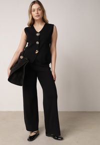 Born2be - Czarny Komplet z Wiskozą Kamizelka z Ozdobami 3D i Szerokie Spodnie Eleti. Kolor: czarny. Materiał: wiskoza. Wzór: aplikacja #4