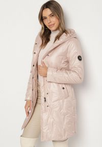 Born2be - Złoto-Różowa Kurtka z Pikowanymi Przeszyciami Kapturem i Wiązanym Paskiem Erlexie. Okazja: do pracy, na spacer, na co dzień, na spotkanie biznesowe. Kolor: złoty. Materiał: dzianina, jeans. Styl: casual, klasyczny, biznesowy #5