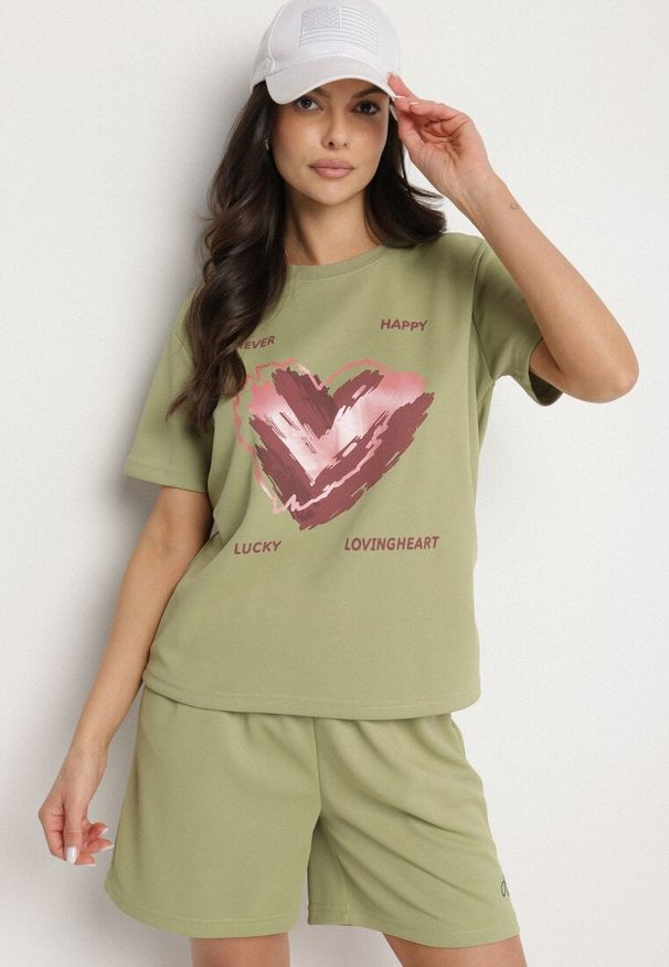Born2be - Jasnozielony T-shirt z Ozdobnym Nadrukiem Palithiela. Okazja: na co dzień. Kolor: zielony. Materiał: jeans. Wzór: nadruk. Styl: klasyczny, casual