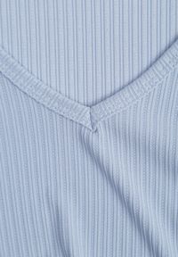 Born2be - Jasnoniebieska Bluzka z Szerokimi Rękawami Sunevia. Okazja: na co dzień. Typ kołnierza: dekolt w kształcie V. Kolor: niebieski. Materiał: jeans. Styl: elegancki, casual #6