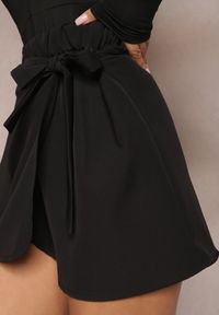 Renee - Czarna Kopertowa Spódnica Mini z Ozdobnym Węzłem Daevy. Kolor: czarny #5