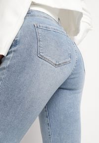 Born2be - Niebieskie Jeansy o Kroju Mom Fit z Wysokim Stanem Delarine. Okazja: na co dzień. Stan: podwyższony. Kolor: niebieski. Styl: sportowy, casual, elegancki #4