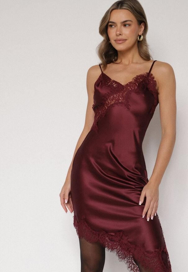 Born2be - Bordowa Asymetryczna Sukienka z Satyny Ozdobiona Koronką Monivea. Okazja: na co dzień. Kolor: czerwony. Materiał: satyna, koronka. Długość rękawa: na ramiączkach. Wzór: aplikacja, koronka. Typ sukienki: asymetryczne. Styl: casual, klasyczny