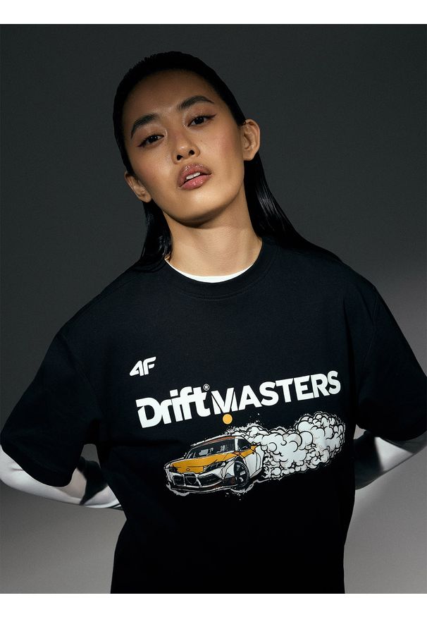 4f - 4F T-shirt regular z nadrukiem uniseks 4F x Drift Masters - czarny L. Okazja: na co dzień. Kolor: czarny. Materiał: materiał, bawełna, jersey, dzianina. Długość rękawa: krótki rękaw. Długość: krótkie. Wzór: nadruk. Styl: sportowy, klasyczny, casual