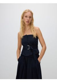 Reserved - Top z paskiem - granatowy. Kolor: niebieski. Materiał: bawełna, tkanina #1