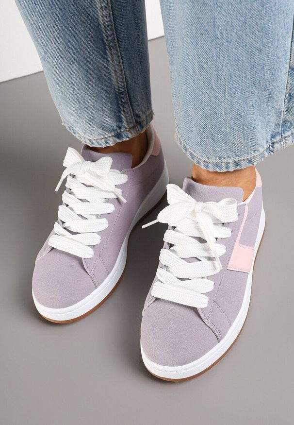 Born2be - Fioletowe Sneakersy Ozdobione Paskiem Zrulla. Okazja: na co dzień. Zapięcie: pasek. Kolor: fioletowy. Materiał: jeans. Wzór: aplikacja. Obcas: na płaskiej podeszwie