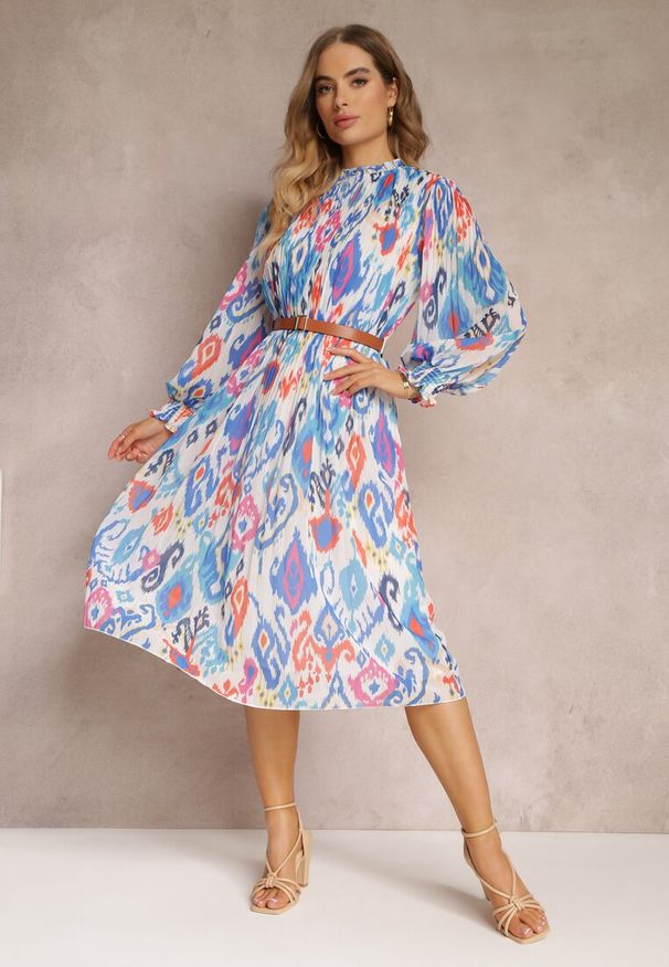 Renee - Niebieska Rozkloszowana Sukienka z Plisowaniem i Paskiem Thelosine. Kolor: niebieski