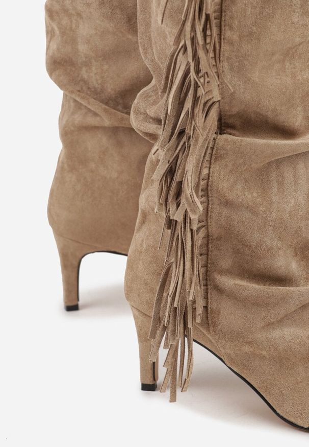 Born2be - Ciemnobeżowe Marszczone Kozaki z Imitacji Zamszu na Niskiej Szpilce z Frędzlami Linonra. Okazja: na randkę. Zapięcie: bez zapięcia. Kolor: beżowy. Materiał: zamsz. Wzór: aplikacja. Sezon: zima, jesień. Styl: klasyczny, elegancki
