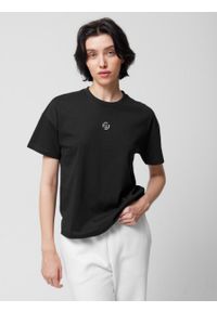 outhorn - T-shirt o kroju boxy z nadrukiem damski - czarny. Kolor: czarny. Materiał: dzianina, materiał, bawełna. Wzór: nadruk